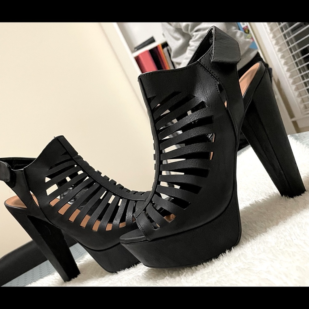 Limited edition Black leather 4inches thick heels for the stylish 😍